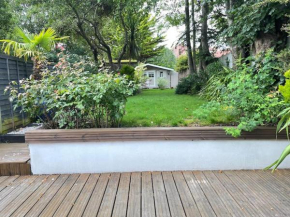Bright apartment, stunning garden, sea 5min walk